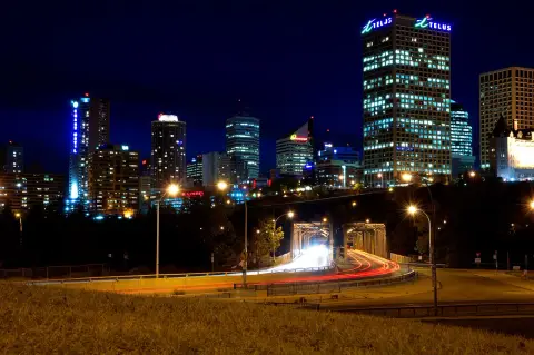 Le centre-ville d'Edmonton et le Low Level Bridge la nuit