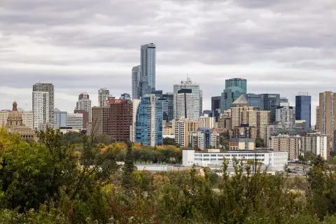 Les gratte-ciel du centre-ville d’Edmonton vus depuis Saskatchewan Drive