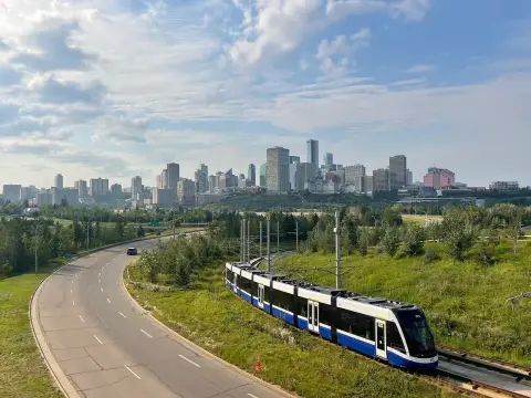 Un train de la Valley Line du LRT, avec les gratte-ciel du centre-ville d’Edmonton en arrière-plan