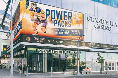 L’entrée du Grand Villa Casino sur la 104 Avenue, dans l’ICE District
