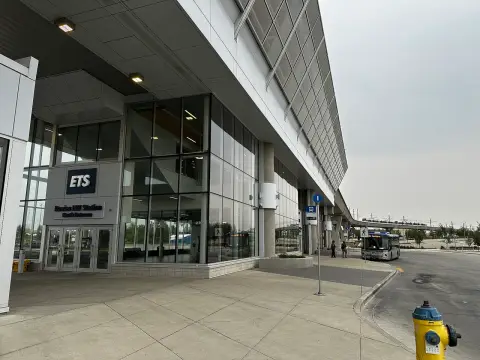 Le centre de transport en commun Davies Station au niveau du sol, dans le sud-est d’Edmonton