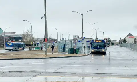 Des autobus d’ETS au centre de transport en commun du West Edmonton Mall, un jour de pluie